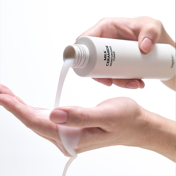 BEPLAIN Milk Ceramide Moisturizing Toner 150ml, main verse le produit sur la peau, contexte beauté sur fond clair.