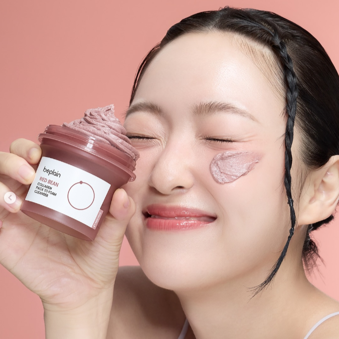 BEPLAIN Red Bean Collagen Pack-to-Foam Cleanser 100ml de BEPLAIN, pot montré sur fond rose, peau avec mousse.