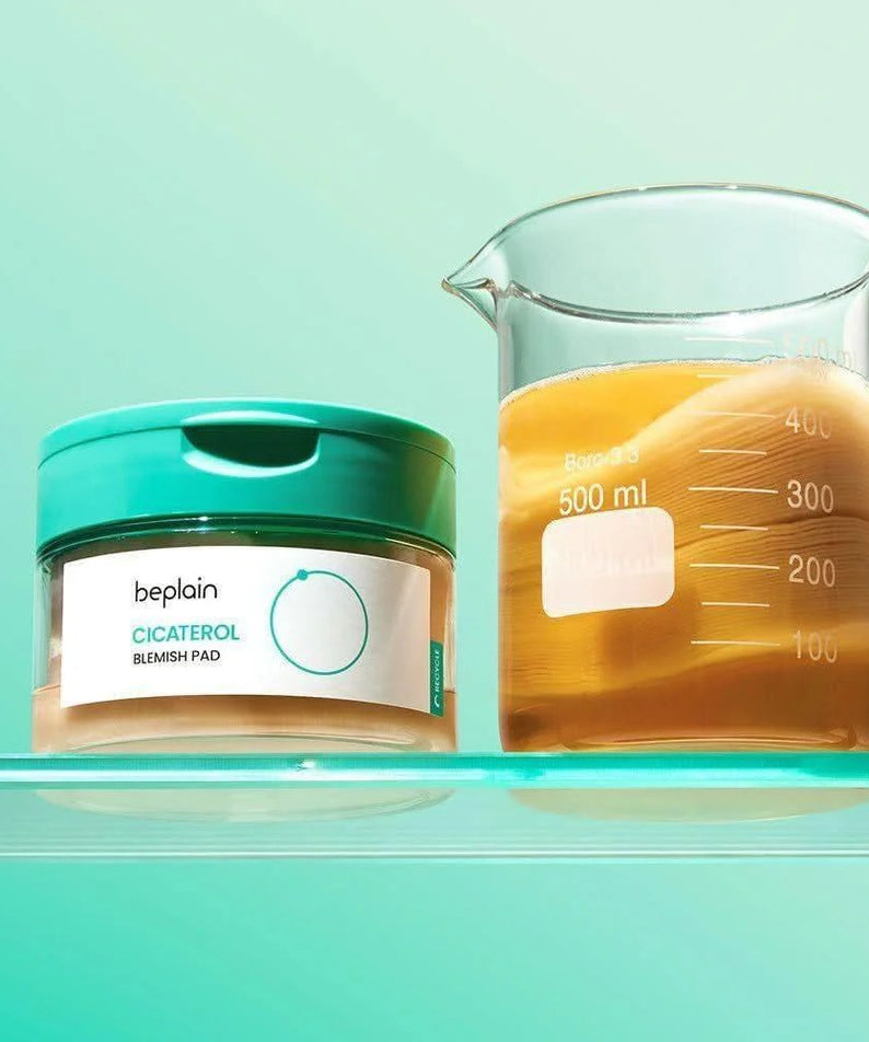 BEPLAIN Cicaterol Blemish Pad 80 sheets sur une étagère avec une solution tonique, soin visage efficace pour imperfections.