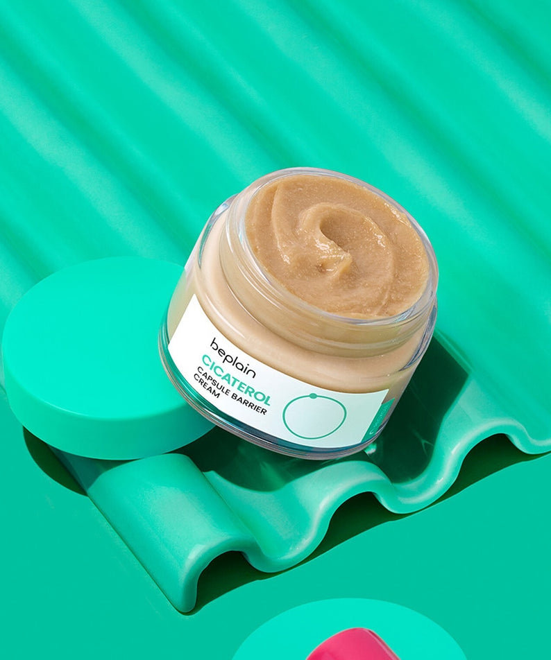 Crème BEPLAIN Cicaterol Capsule Barrier 50ml sur fond vert ondulé, hydratante et protectrice pour la peau.