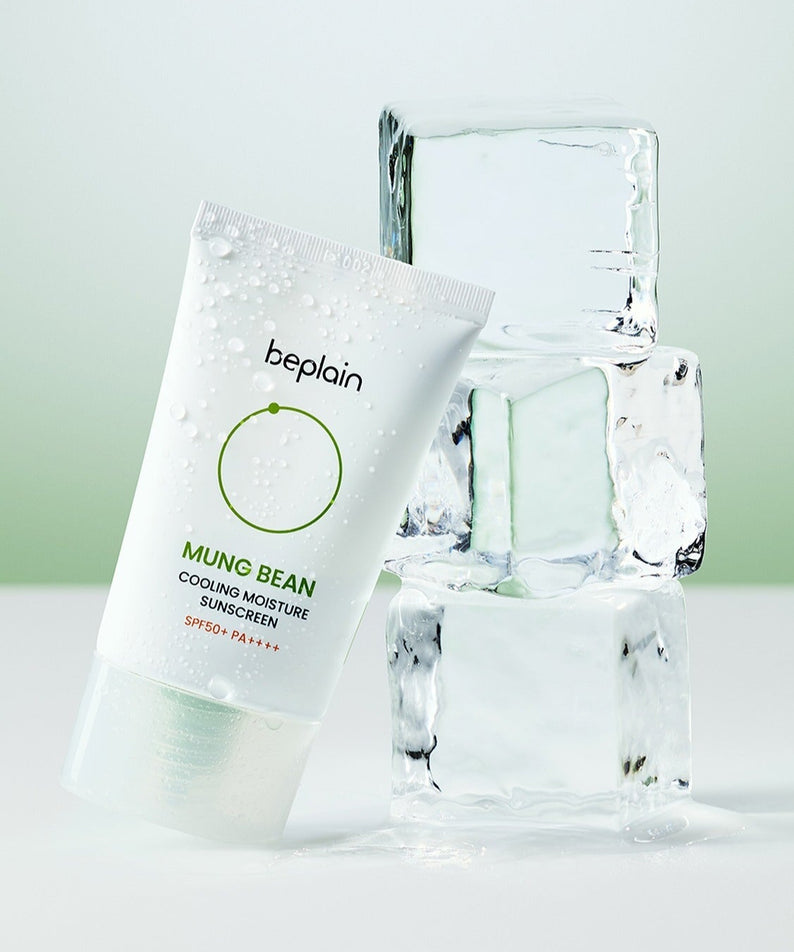 BEPLAIN Green Bean Cooling Moisture Sun Cream 50ml posé à côté de cubes de glace, soulignant son effet rafraîchissant et hydratant.