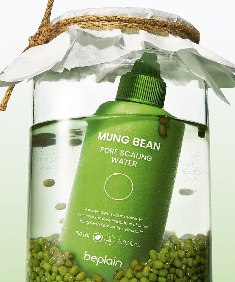Image du produit BEPLAIN Green Bean Pore Scaling Water 150ml sur fond blanc avec des haricots verts, montrant le flacon vibrant.
