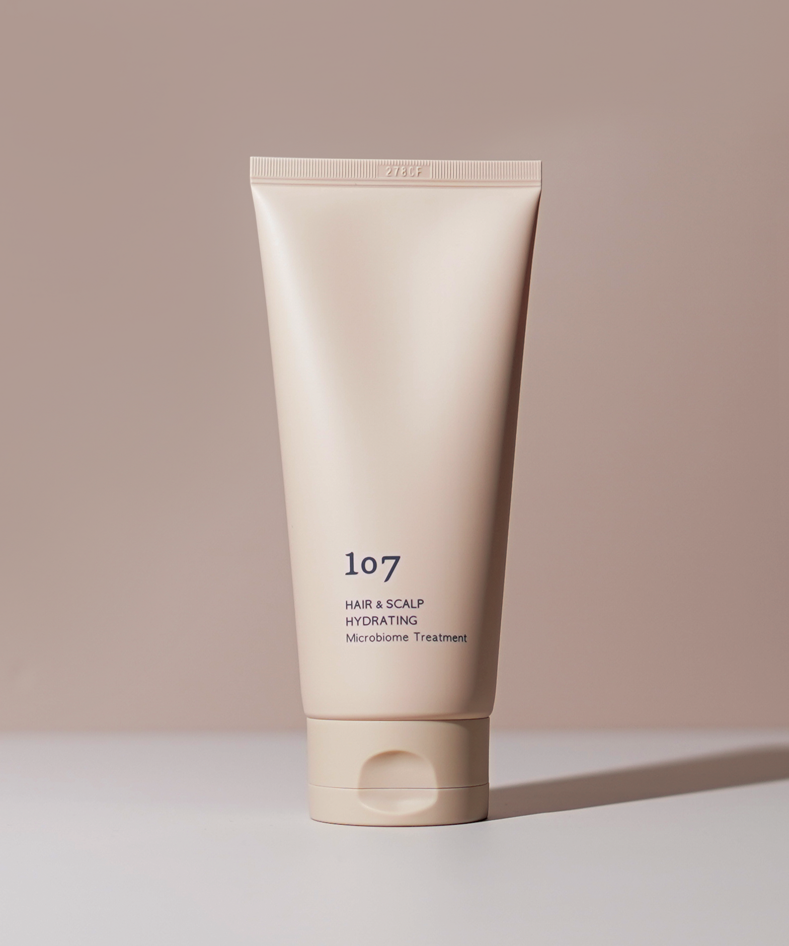 107 Hair & Scalp Hydrating Microbiome Treatment 180ml de la marque 107, tube crème sur fond beige.