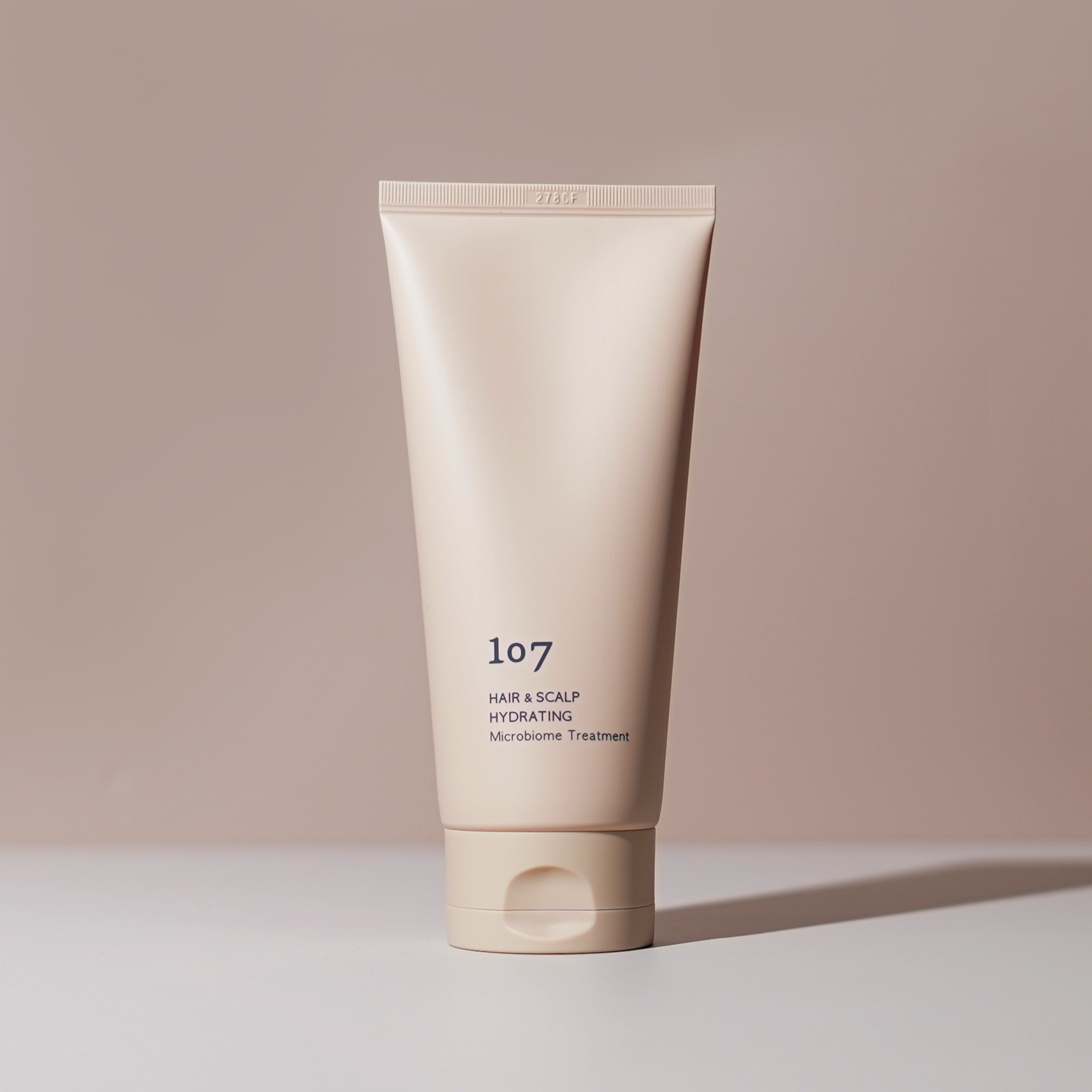 107 Hair & Scalp Hydrating Microbiome Treatment 180ml de la marque 107, tube crème sur fond beige.