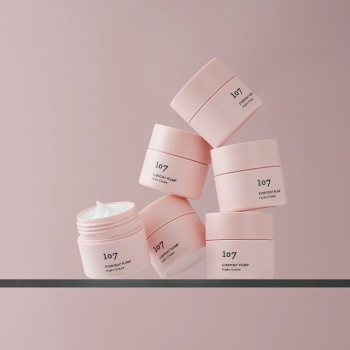 107 Everyday plump Hydro Cream 50ml de la marque 107, flacons crème sur fond pastel, mise en scène beauté douce.