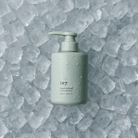 107 Scalp Cooling Breeze Shampoo 380ml : flacon vert 107 sur glace, ambiance rafraîchissante, marque en contexte visuel.