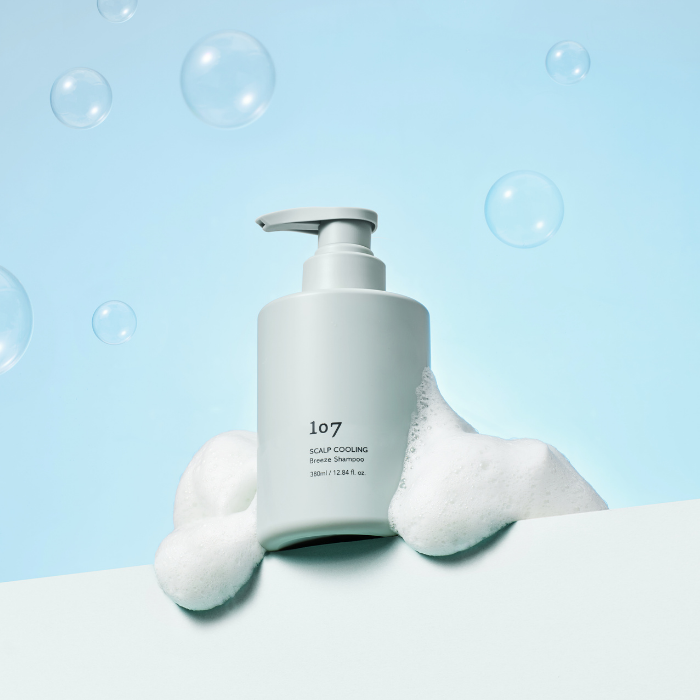 107 Scalp Cooling Breeze Shampoo 380ml de 107, flacon blanc sur fond bleu avec bulles et mousse froide, contexte visuel visagé