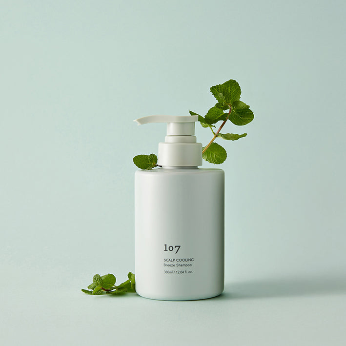 107 Scalp Cooling Breeze Shampoo 380ml de la marque 107, flacon blanc sur fond vert avec feuilles, style visuel spa.
