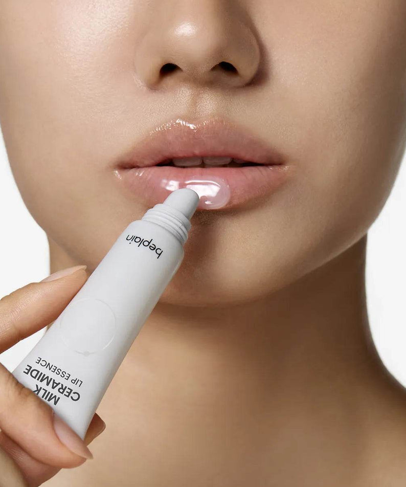 Application du BEPLAIN Milk Ceramide Lip Essence 10g sur les lèvres, soin hydratant pour lèvres douces et nourries.