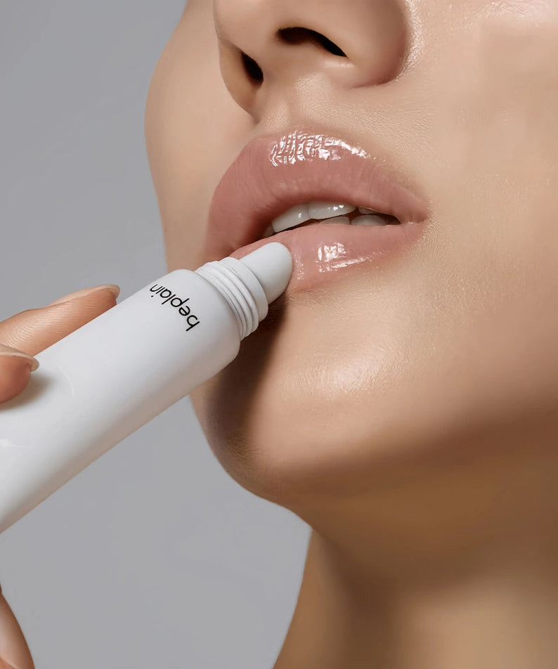 Application de BEPLAIN Milk Ceramide Lip Essence 10g sur les lèvres pour hydratation et soin délicat.