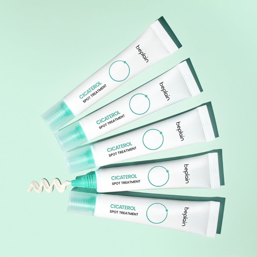 Décris l’image en français : BEPLAIN Cicaterol Spot Treatment 15ml de la marque Beplain, tubes sur fond vert.