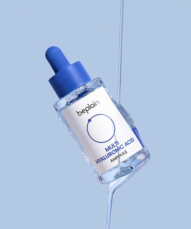 BEPLAIN  Multi Hyaluronic Acid Ampoule 30ml : sérum hydratant dans un flacon bleu sur fond bleu, gouttes élégantes.