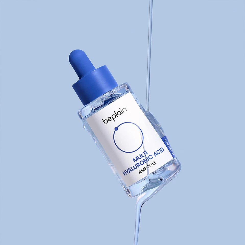 BEPLAIN  Multi Hyaluronic Acid Ampoule 30ml : sérum hydratant dans un flacon bleu sur fond bleu, gouttes élégantes.