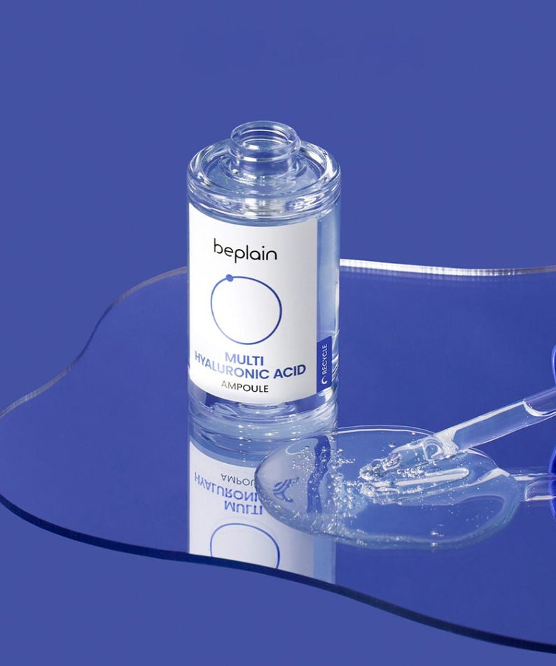 BEPLAIN  Multi Hyaluronic Acid Ampoule 30ml, ampoule hydratante sur fond bleu, flacons et sérum illustrés.