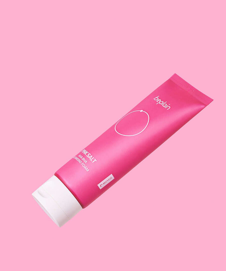 BEPLAIN Pink Salt AHA BHA Cleansing Foam 120ml, photo sur fond rose, tube de nettoyant de la marque BEPLAIN.