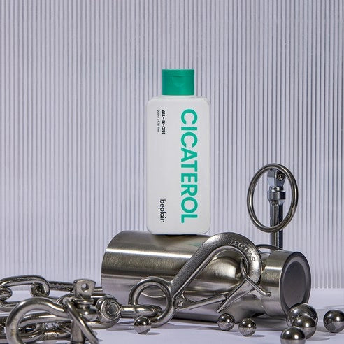 BEPLAIN Cicaterol All-in-one : flacon sur fond rayé, entouré de billes et pièces chromées, style produit