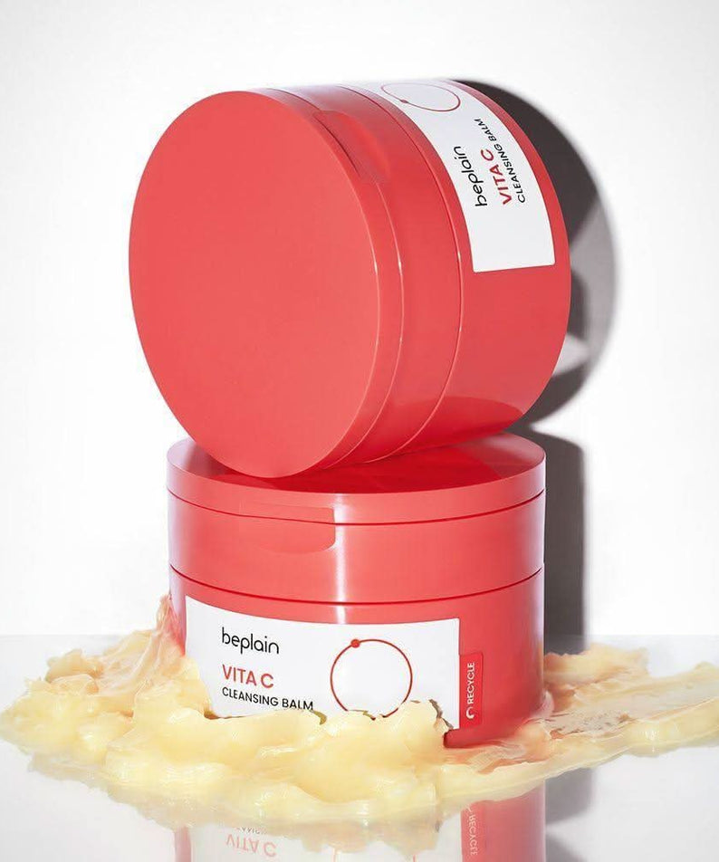 BEPLAIN Vita C Cleansing Balm 100ml de beplain, pot rouge sur fond blanc, texture crème et éclaboussures.