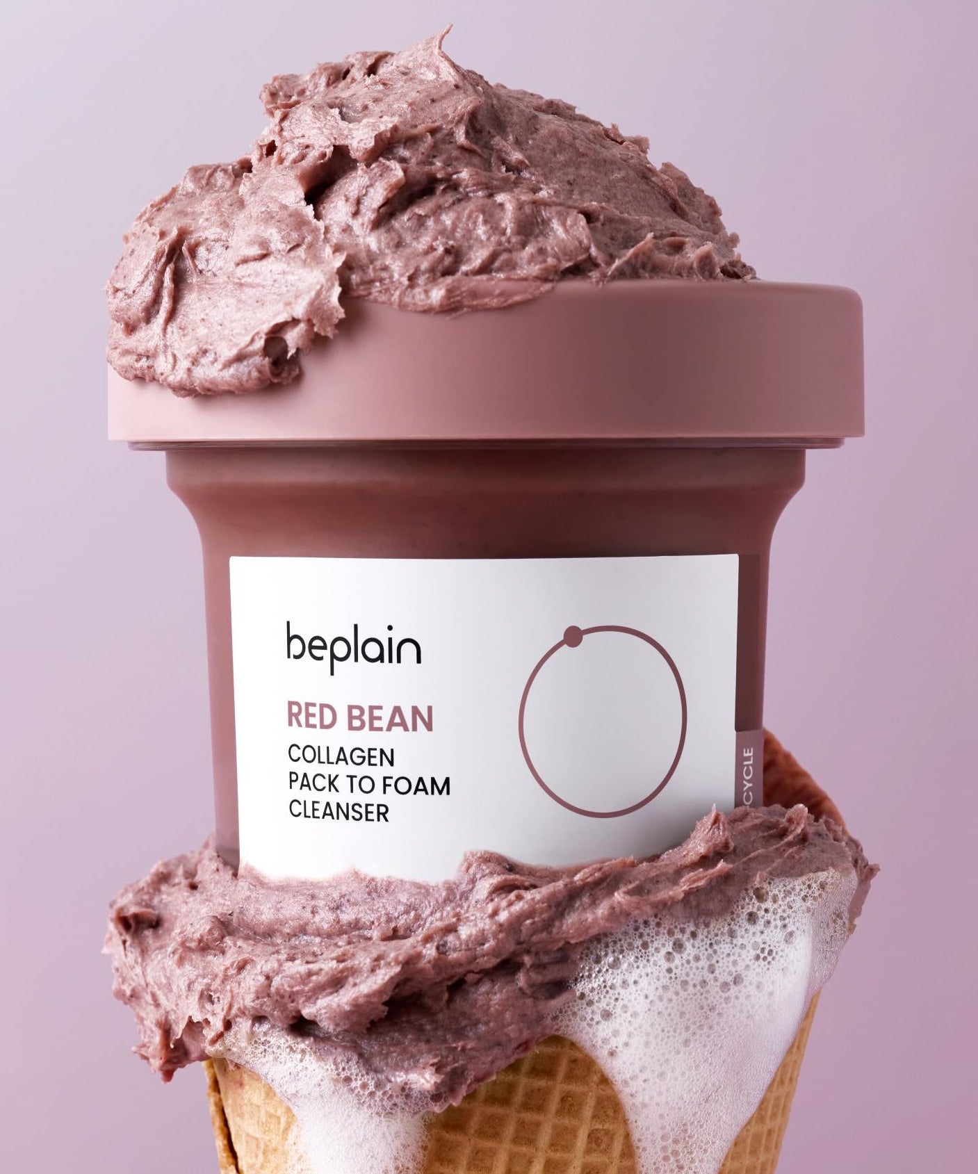 BEPLAIN Red Bean Collagen Pack-to-Foam Cleanser 100ml en pot sur fond rose, texture crémeuse.