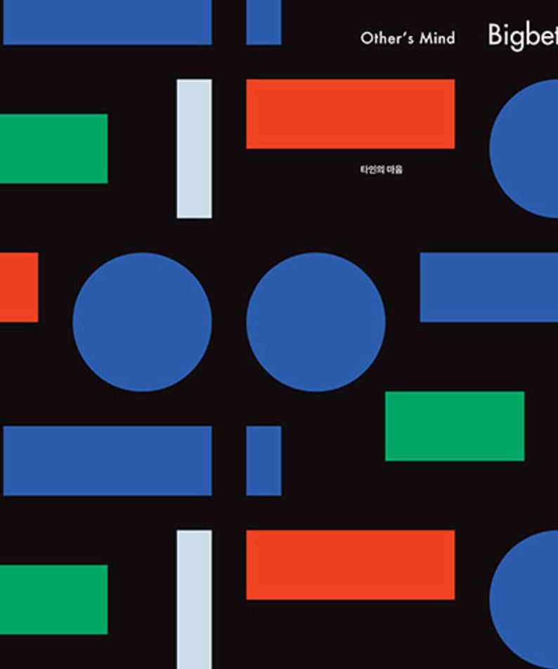 BIGBET - Album Kpop de la marque BIGBET, visuel abstrait bleu et noir avec formes géométriques sur fond sombre.