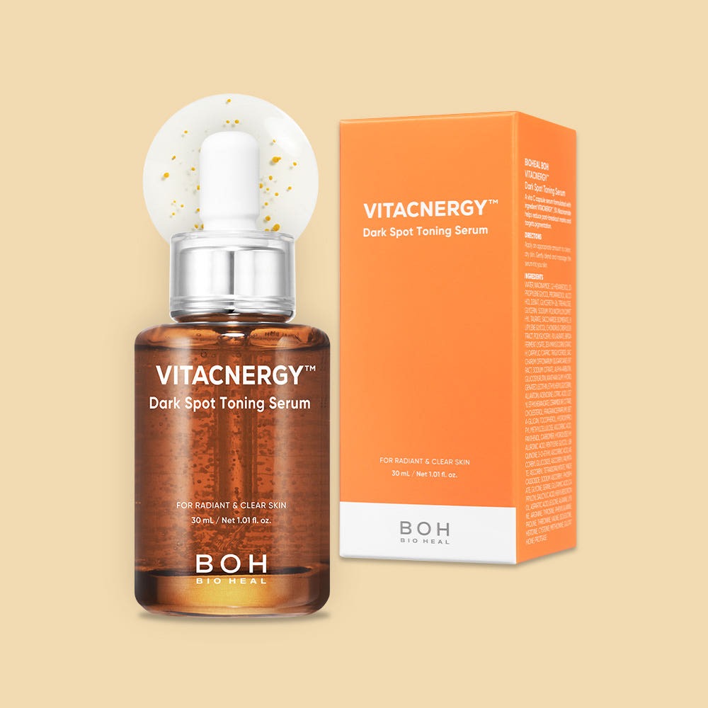 BIO HEAL BOH Vitacnergy Dark Spot Toning Serum, flacon et boîte sur fond beige, gouttes dorées, contexte skincare