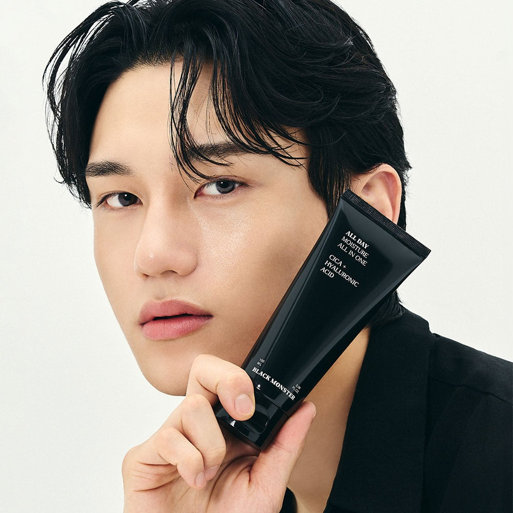 BLACK MONSTER All-Day Moisturizing All-in-One : tube noir sur visage homme, peau hydratée, fond blanc.