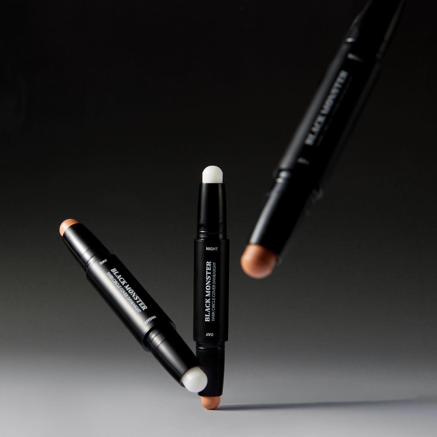 BLACK MONSTER Dark Circle Cover Day & Night de la marque BLACK MONSTER, stylos correcteurs sous lumière noire.