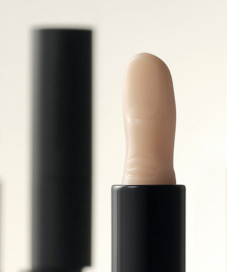 BLACK MONSTER Finger Balm de la marque Black Monster, stick noir en gros plan sur fond clair