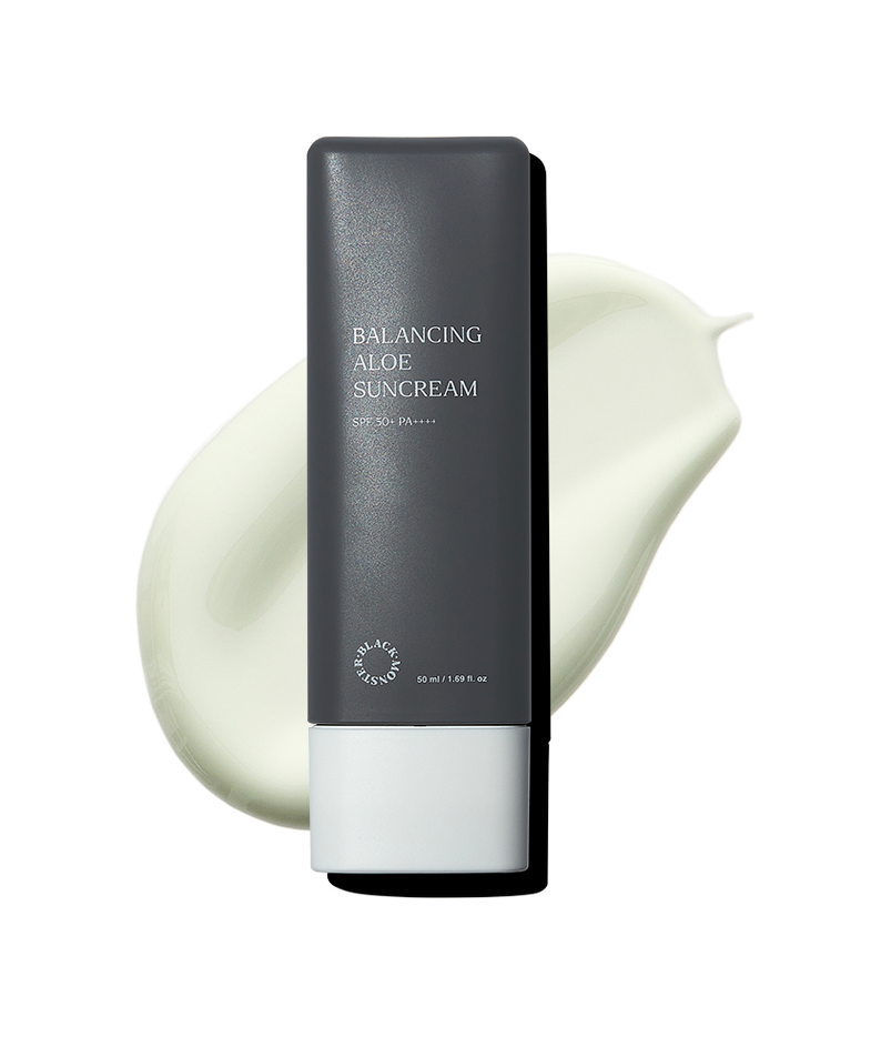 BLACK MONSTER Sebum Control Balancing Aloe Sunscreen 50ml, tube noir sur fond noir avec éclaboussure crème, visuel produit.