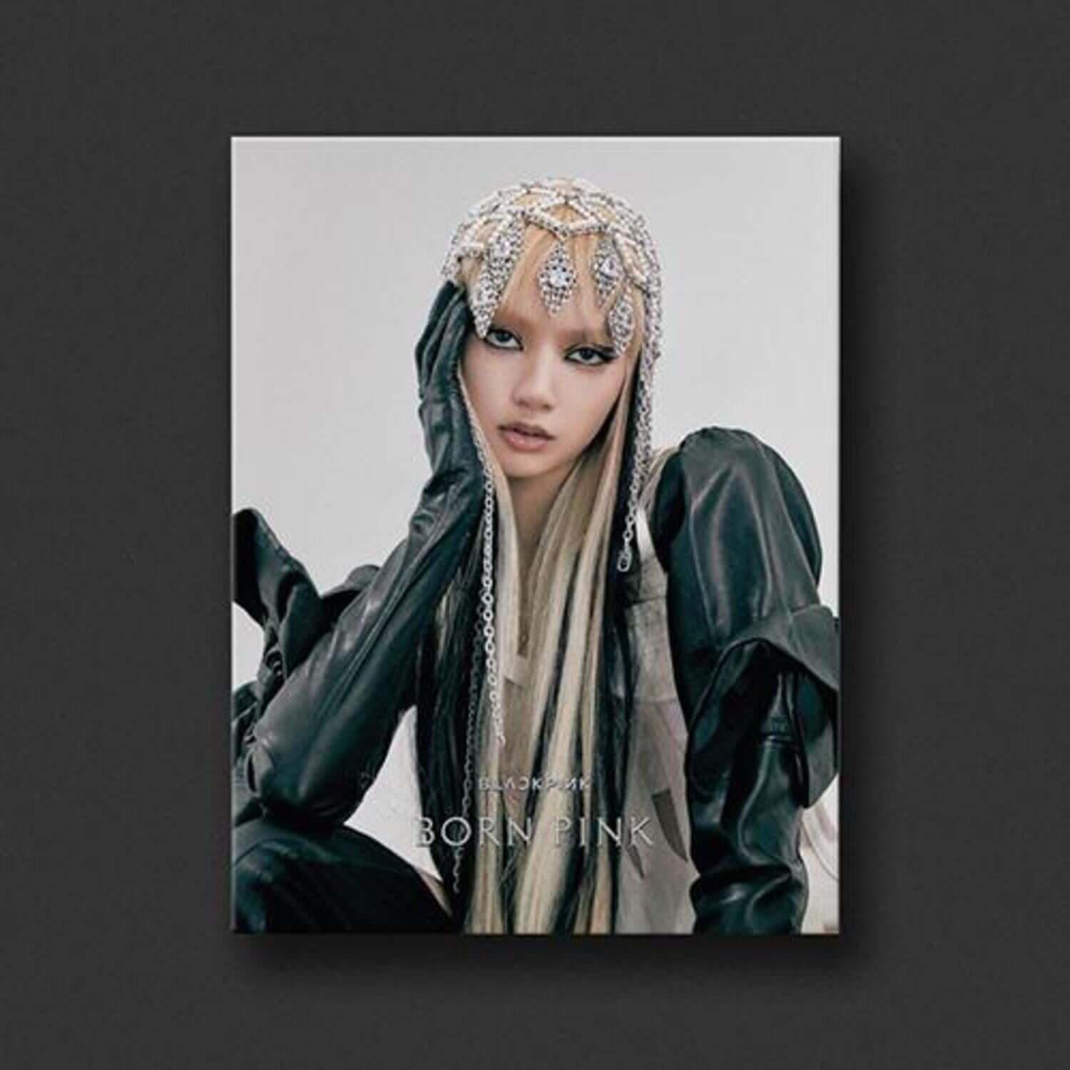 BLACKPINK - 2nd ALBUM [BORN PINK] (DIGIPACK ver.) (LISA VER.) - Album Kpop : visuel LISA en tenue vert foncé, packshot.