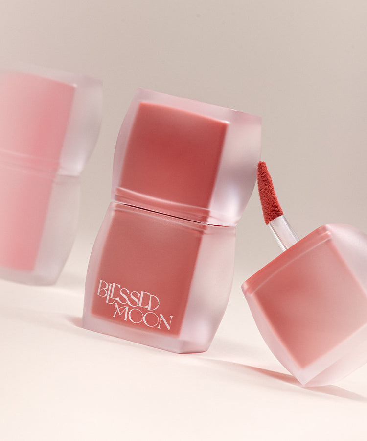 BLESSED MOON Veil Blur Lip Tint avec applicateur, pigmentation douce et finition floue, cosmétique élégant et moderne en arrière-plan flou.