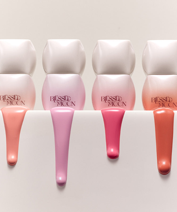 BLESSED MOON Veil Melting Color Blush collection de quatre teintes sur une étagère, maquillage blush élégant et moderne.