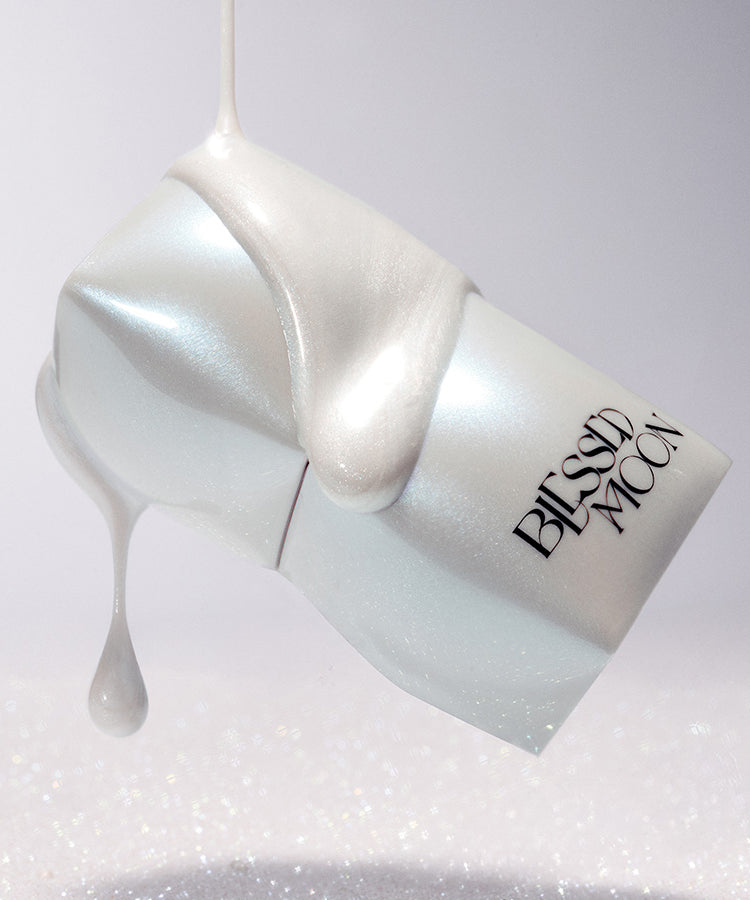 BLESSED MOON Veil Melting Glass Highlighter avec un effet de fonte scintillant, élégant et luxueux.