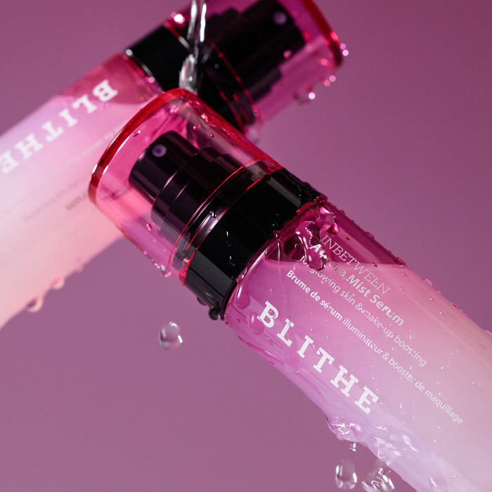 BLITHE Inbetween Aurora Mist Serum 75ml de la marque BLITHE, flacon rose en gros plan sur fond violet