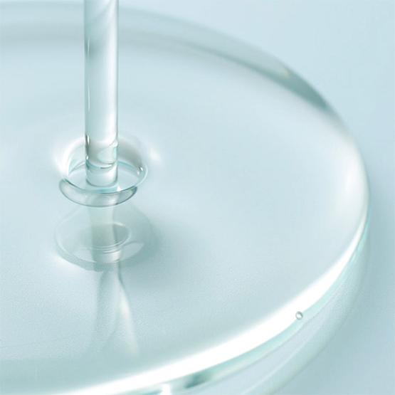 BLITHE Targeted Pore Serum Niacinamide 22 30ml, flacon sur fond bleu clair, goutte de sérum en gros plan.