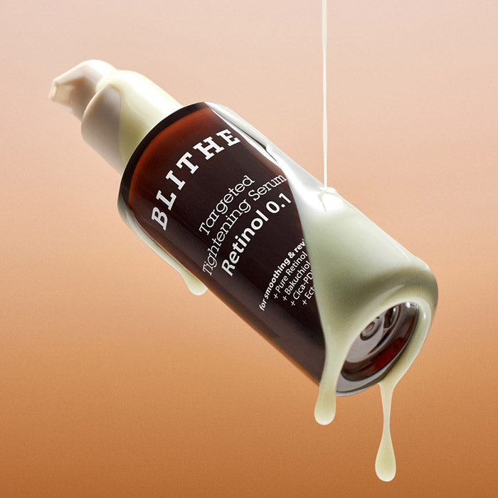BLITHE Targeted Tightening Serum Retinol 0.1 30ml, sérum de marque en flacon noir et crème gouttant sur fond beige