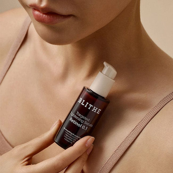 BLITHE Targeted Tightening Serum Retinol 0.1 30ml sur peau, main tient le flacon, ambiance soin beauté
