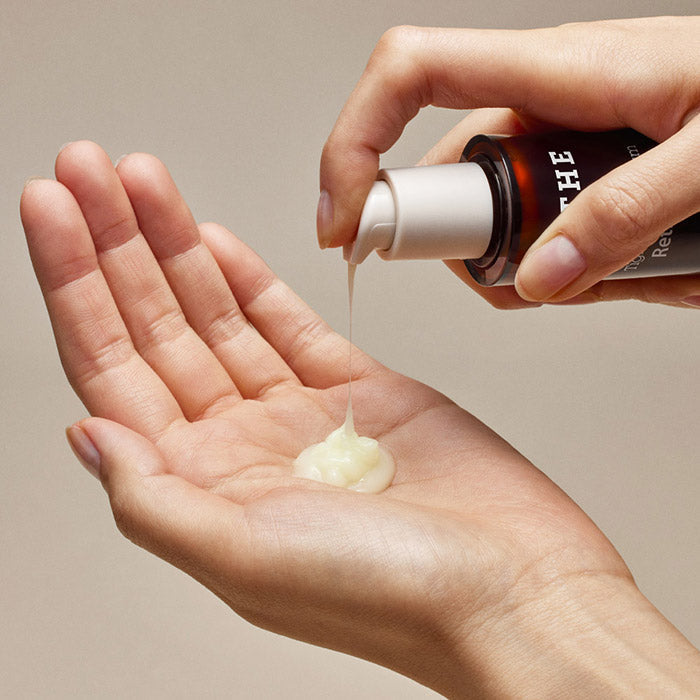 BLITHE Targeted Tightening Serum Retinol 0.1 30ml, la marque BLITHE, main avec crème appliquée sur peau, contexte soin visage
