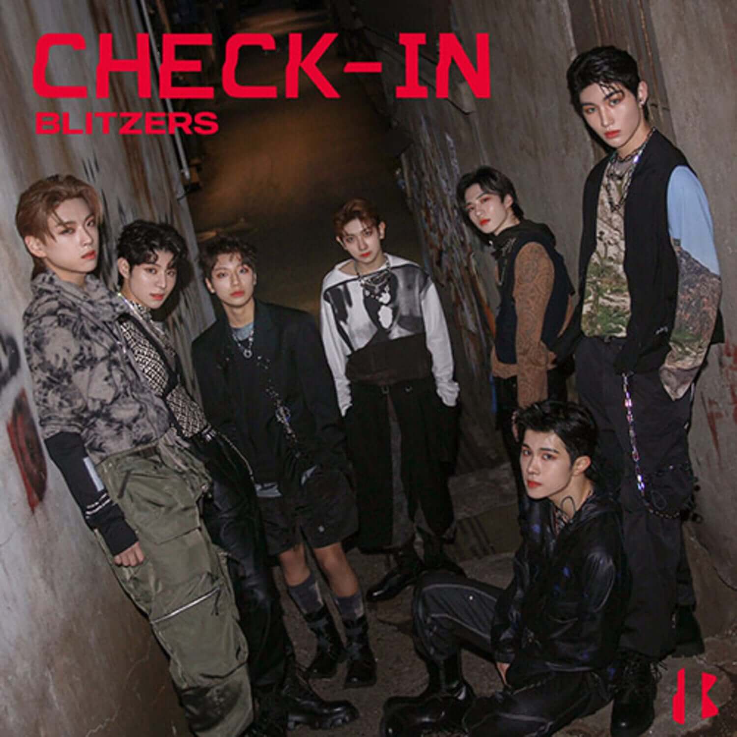 BLITZERS - [CHECK-IN] - Album Kpop : groupe BLITZERS en tenue sombre, ambiance teaser “CHECK-IN” sur image promo