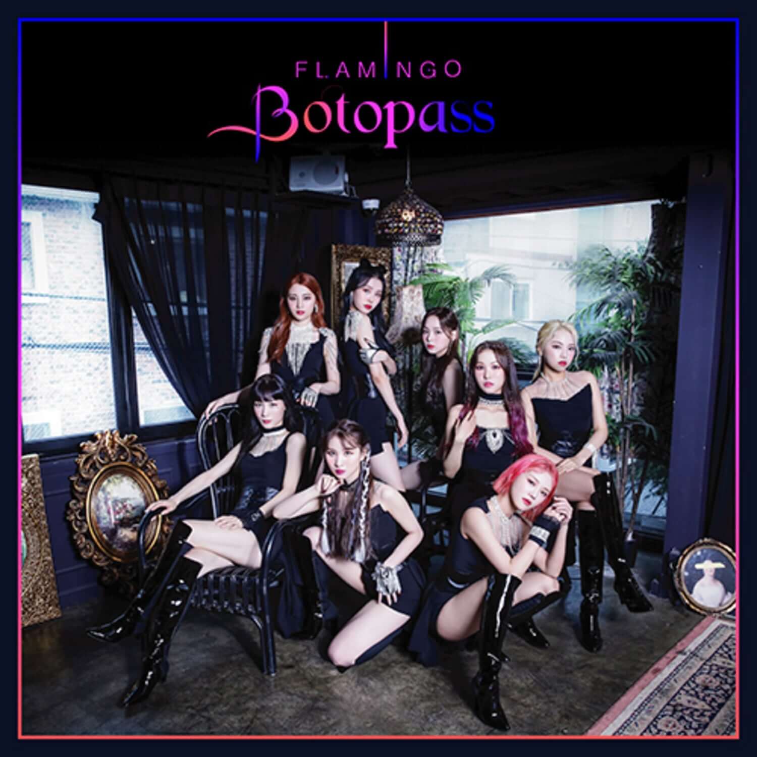 BOTOPASS - [FLAMINGO] - Album Kpop : visuel du groupe en tenue élégante, ambiance studio sombre et lampes.