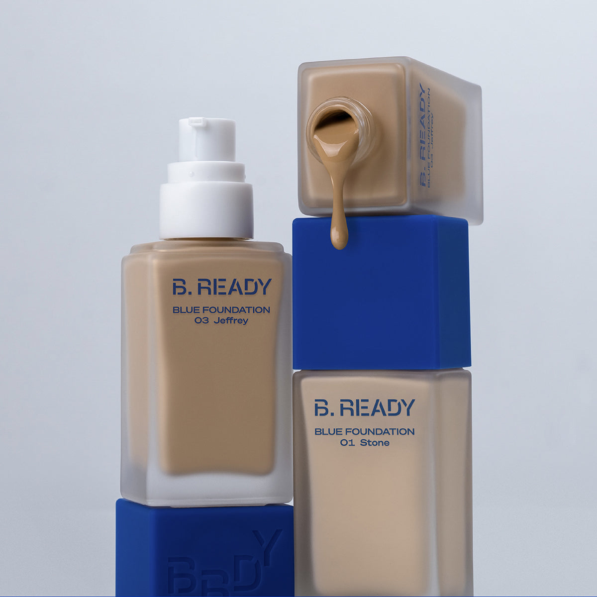 B.READY Blue Foundation SPF27/PA++ 35ml, crème fond de teint BE.READY sur fond clair, flacons et texture visible.