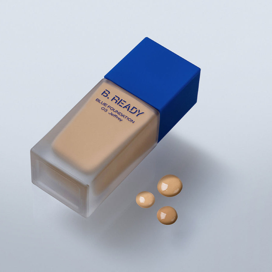 B.READY Blue Foundation SPF27/PA++ 35ml, marque BE.READY, tube bleu et fond clair, maquillage et teintes sur image.