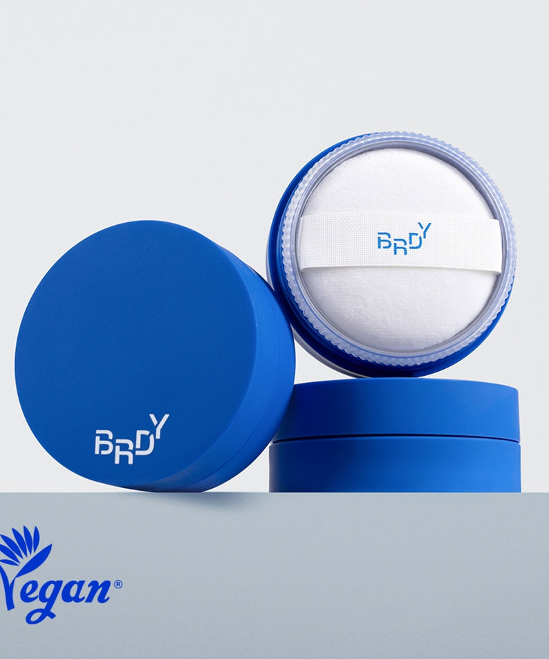 B.READY Blue Sebum Powder 7g de la marque BE.READY, pot bleu ouvert sur fond clair (produit cosmétique anti-brillance).