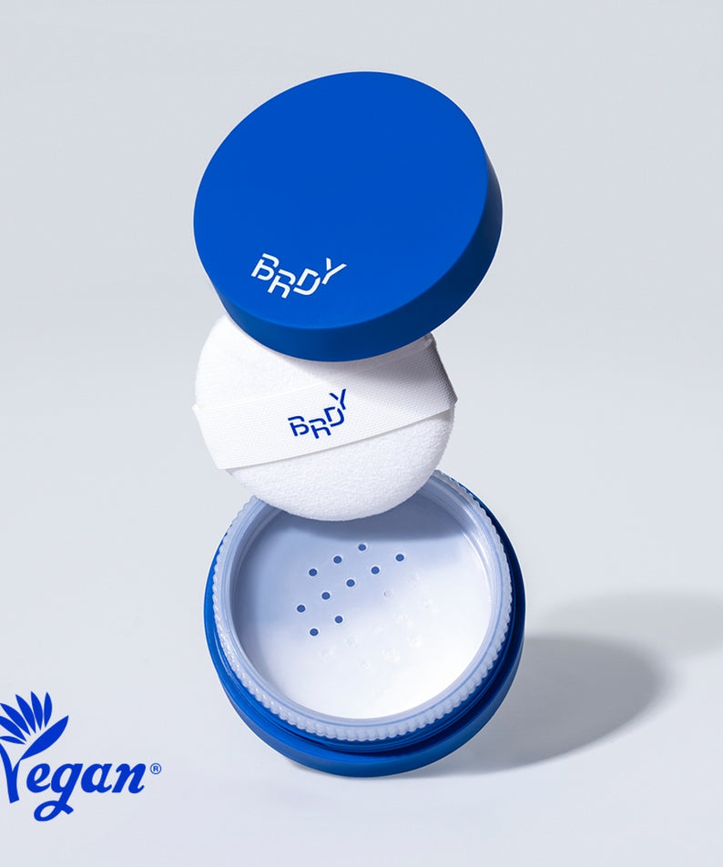 B.READY Blue Sebum Powder 7g, pot bleu et mousse blanche sur fond clair, marque BE.READY, produit maquillage.