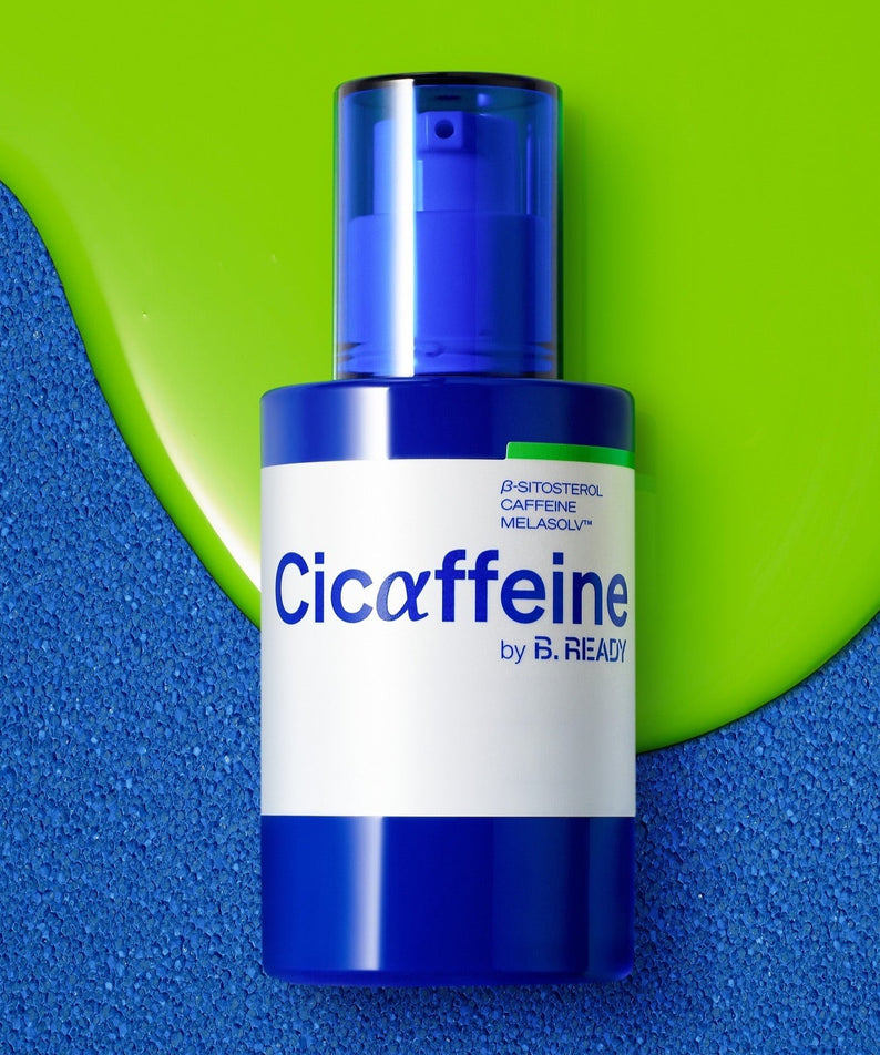 B.READY Cicaffein trouble Reset Serum 40ml flacon sur fond vert et bleu, soin de la peau pour résoudre les problèmes cutanés.