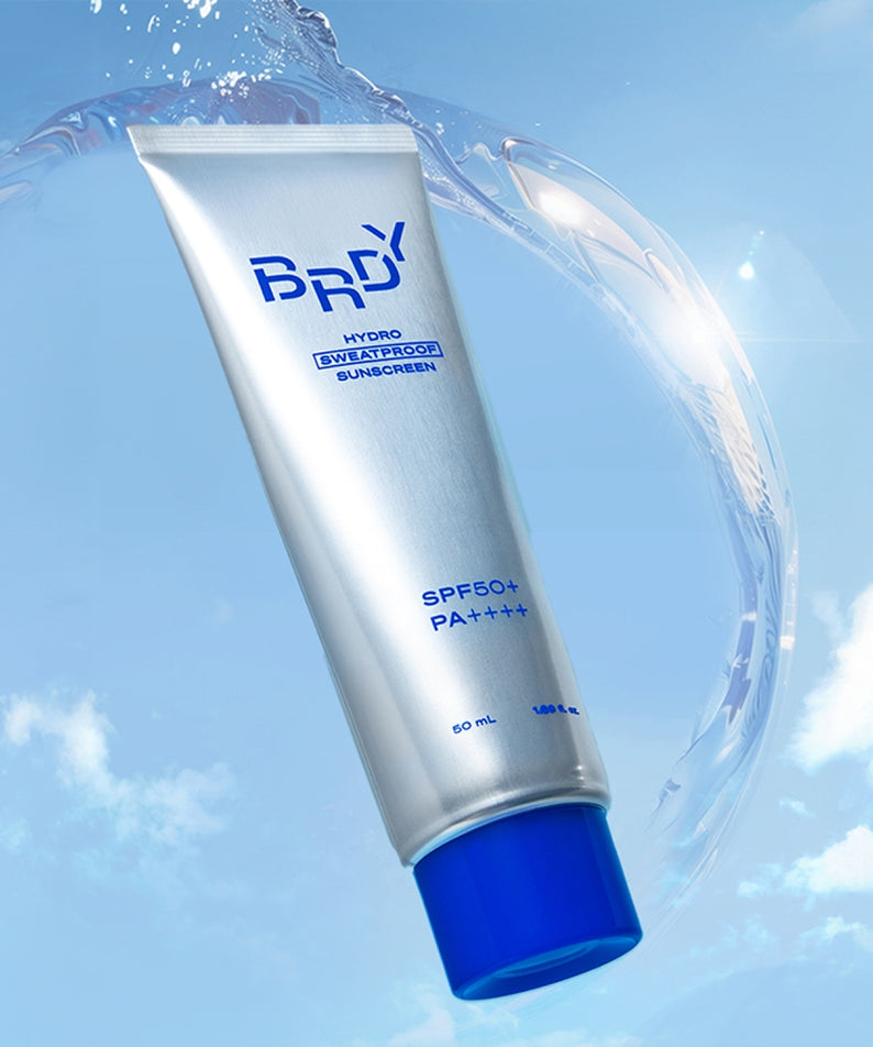 B.READY NEW Hydro Sweatproof Sunscreen 50ml de BE.READY en flacon sur fond ciel avec éclaboussures d’eau