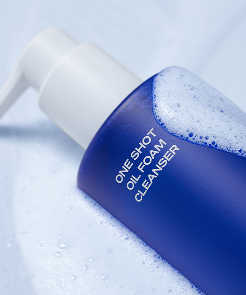 B.READY One Shot Oil Foam Cleanser 200ml, flacon bleu et mousse sur fond clair, contexte visuel soin visage.