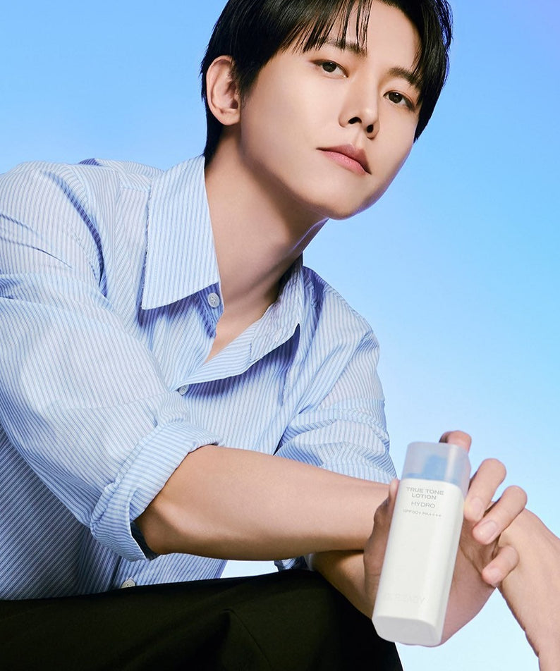 B.READY True Tone Lotion 2.0 40ml, flacon crème tenu par un homme au ciel bleu, produit cosmétique de la marque B.READY