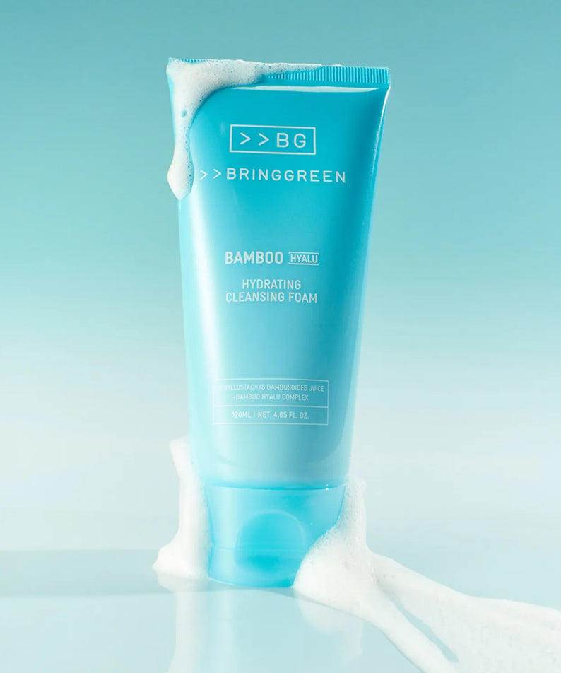 BRINGGREEN Bamboo Hyaluronic Acid Moisture Cleansing Foam 120ml de la marque BRINGGREEN, tube bleu sur fond aqua