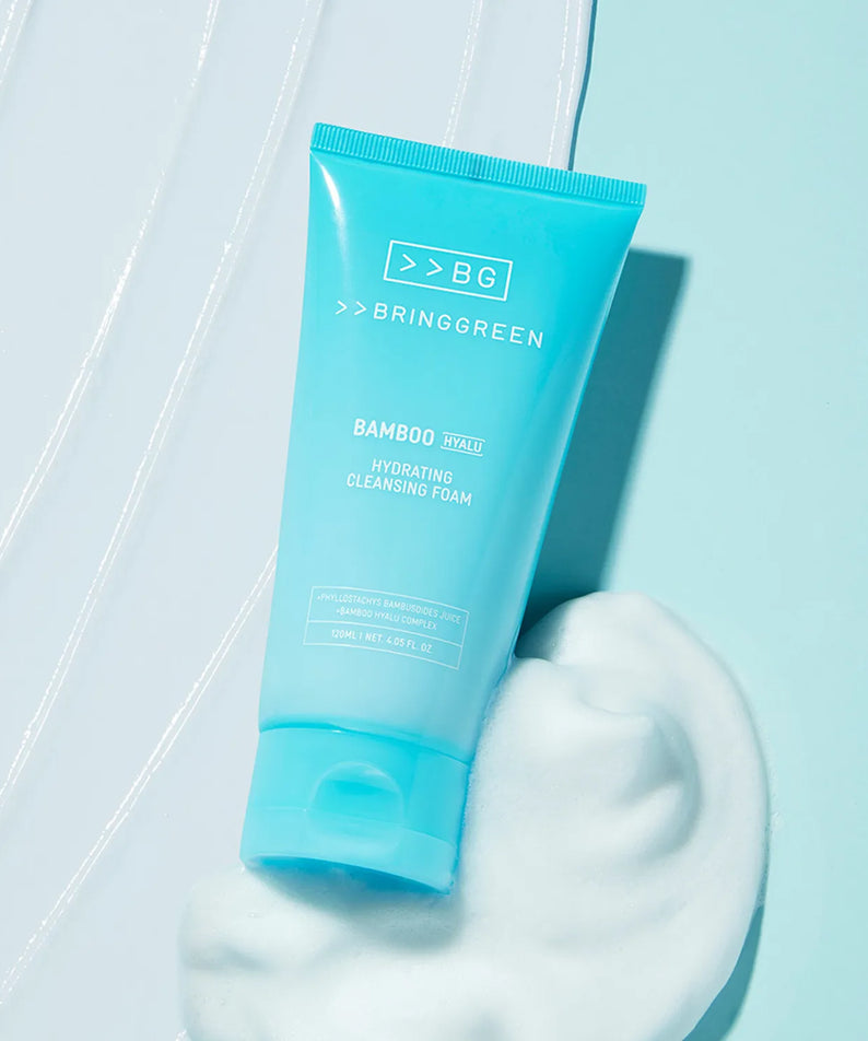 BRINGGREEN Bamboo Hyaluronic Acid Moisture Cleansing Foam 120ml, tube bleu sur peau crème, marque BRINGGREEN, salle de bain