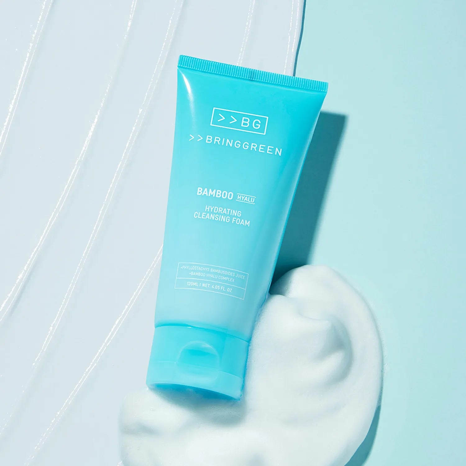BRINGGREEN Bamboo Hyaluronic Acid Moisture Cleansing Foam 120ml, tube bleu sur peau crème, marque BRINGGREEN, salle de bain